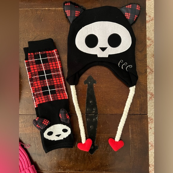 Hot Topic Accessories - Brand New Hot Topic Skelanimals Beanie and Arm Warmers